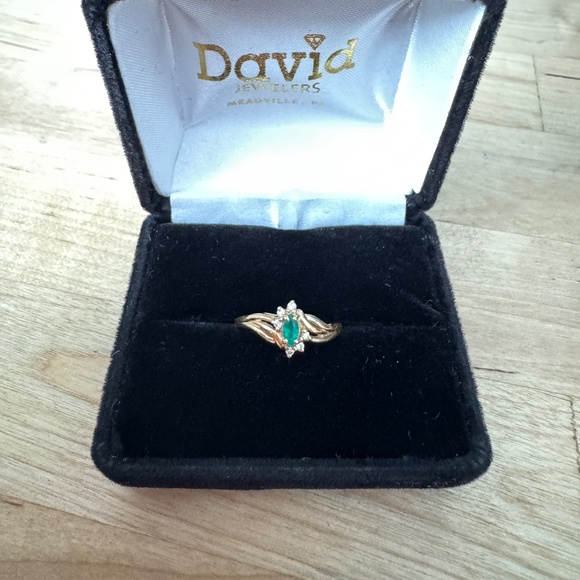 Gold Emerald ring - Picture 1 of 3